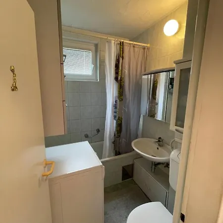 Warm With Balcony And Free Parking